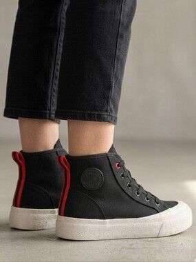 NWOT SOFTMOC Women's Palates 01 Black Hightop Sneaker With Red Detail, Size 39